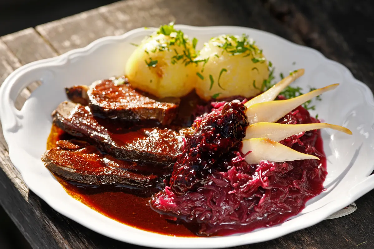 Thüringer Klöße mit Sauerbraten und Rotkraut