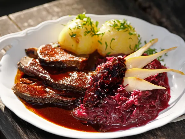 Thüringer Klöße mit Rotkraut und Sauerbraten