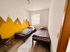 whg-eg-schlafzimmer-bergmotiv.webp