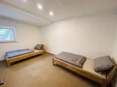 haus-schlafzimmer-zwei-betten.webp