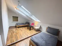 haus-schlafzimmer-dachfenster.webp